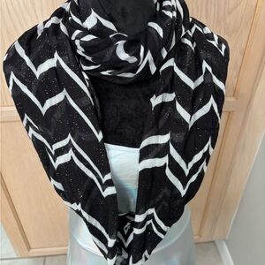 C Black and White Chevron Scarf